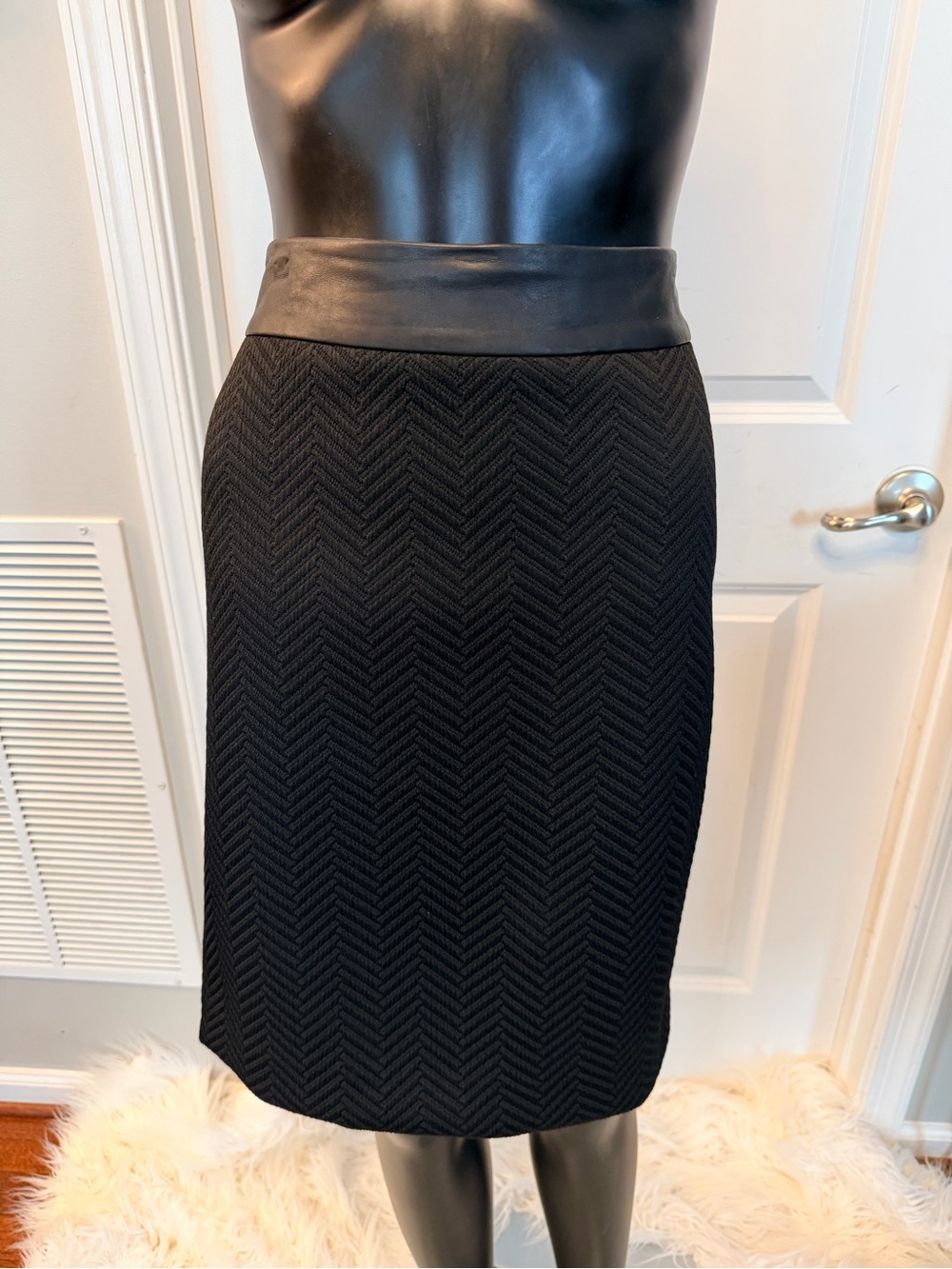 Banana Republic Black Chevron Pencil Skirt Size 8